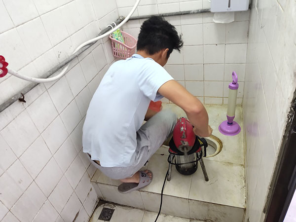 富裕管道堵塞冒臭气 专业师傅现场解决问题