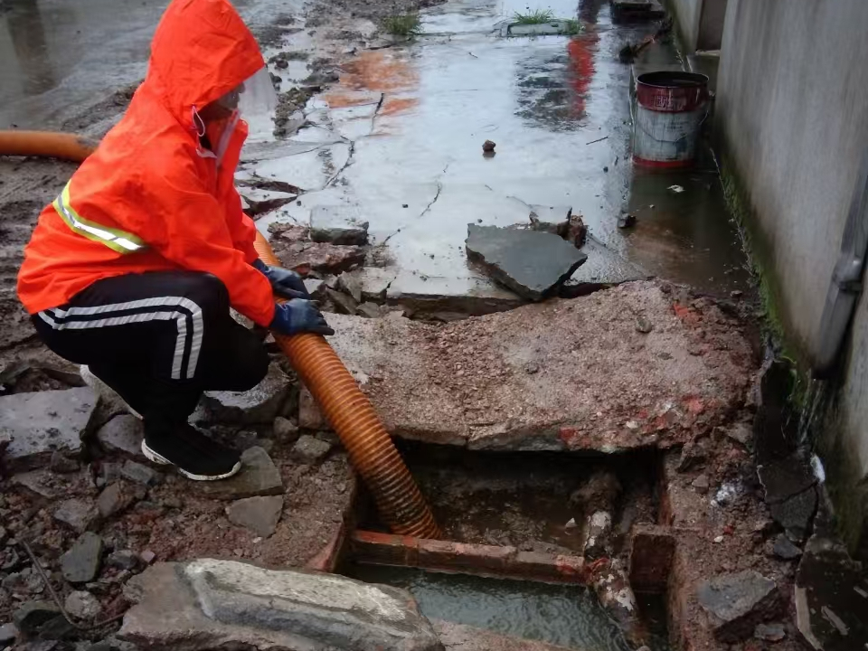 富裕专业清理污水池 炜誉市政以规范流程守护城市 “肠道”