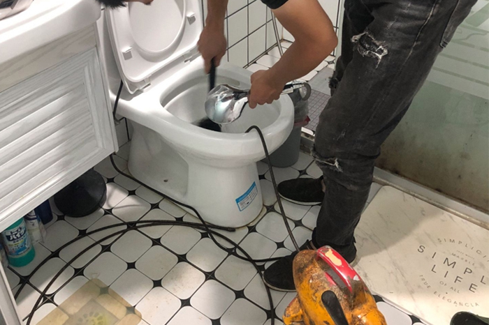 富裕马桶堵塞自己疏通还是找师傅?专业上门服务让你省时更省心