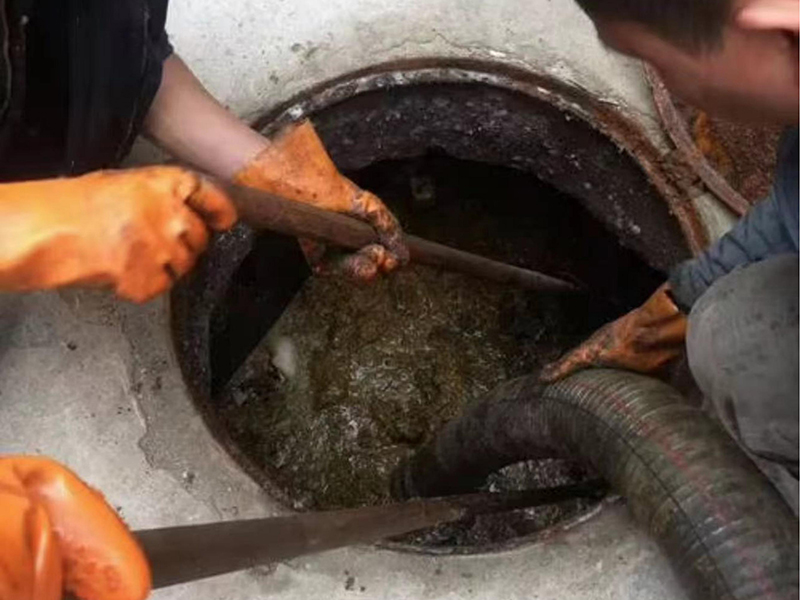 富裕清理化粪池时如何避免沼气的危害?